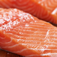 Imagen para el artículo titulado Así tiñen los salmones de granja para que su carne se vea rosa, no gris